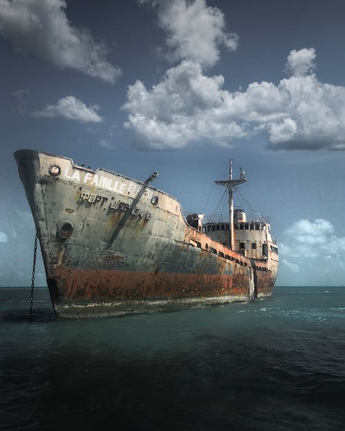 Фотография старого корабля под пасмурным небом