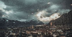 透过挂着雨滴的窗户，欣赏瑞士伯尔尼的城市景观