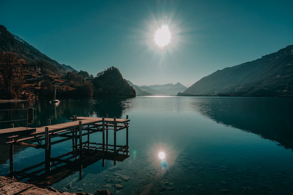 Vue Panoramique Sur Le Lac Pendant La Journée