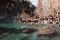 宁静的布劳西湖风景优美，树木环绕，倒影相映，非常适合激发旅行灵感