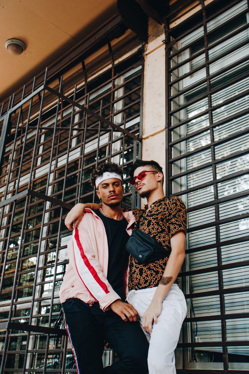 Kontroverzní influenceri Andrew a Tristan Tate zatknutí v USA na základe britských obvinení