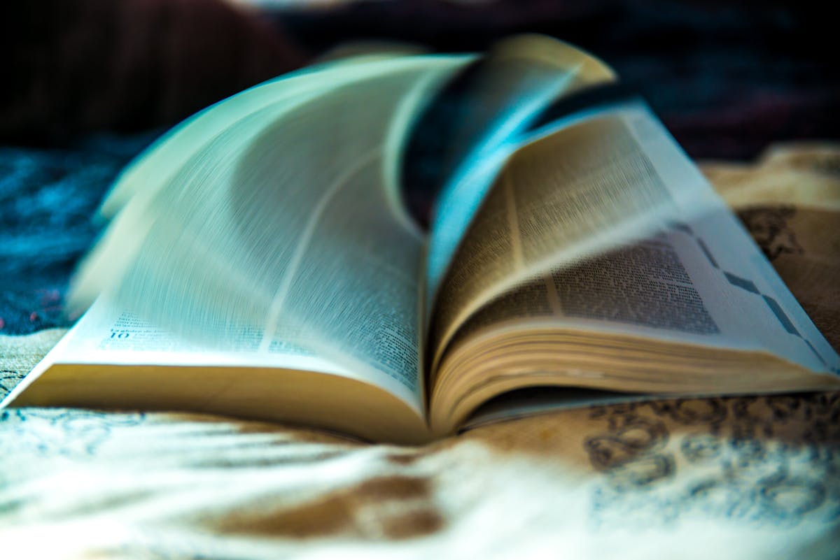 Kávézó asztal és jegyzetek, kreatív kommunikáció illusztráció