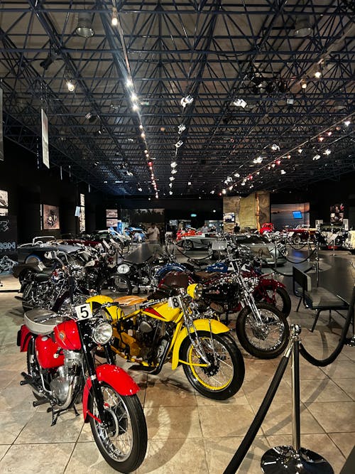 Foto profissional grátis de bicicletas, exposição de carros, lambreta