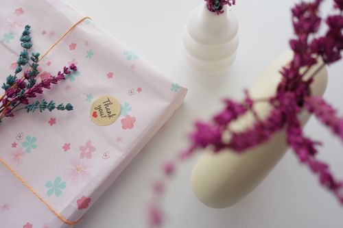 Free Elegant gift packaging adorned with dried flowers and thank you note for a personal touch. Stock Photo