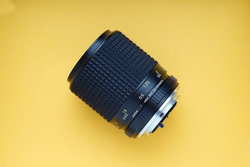 ống Kính Máy ảnh Dslr Màu đen Trên Bề Mặt Màu Vàng