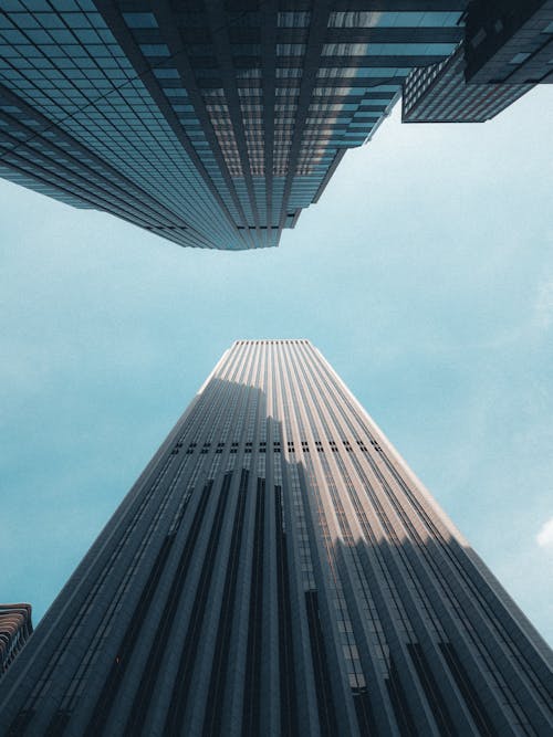 A photo of a tall building with the words skyscraper