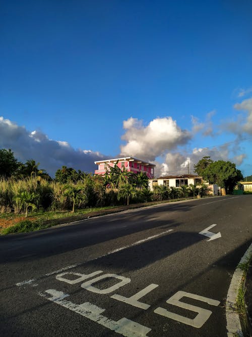 Gratis stockfoto met bewolkte hemel, blauwe lucht, city street