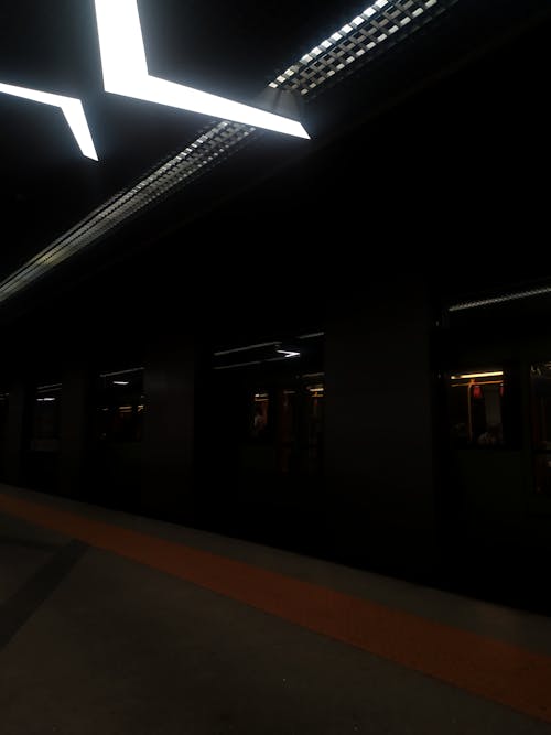 city, train, waiting içeren Ücretsiz stok fotoğraf