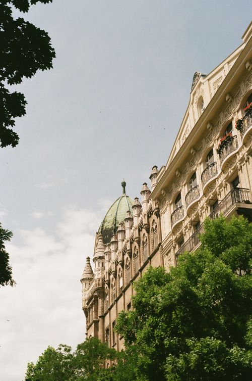 Free Historic building in Liberty Square, Budapest, showcasing classic architecture with lush greenery. Stock Photo