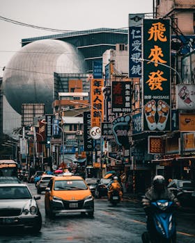 台北街景充满活力，霓虹灯标志、交通和城市生活构成了它的特色，捕捉了城市运动的本质