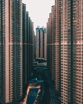 黄昏时分，鸟瞰香港高耸的摩天大楼，城市建筑之美尽显