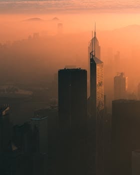 晨雾笼罩着香港的摩天大楼