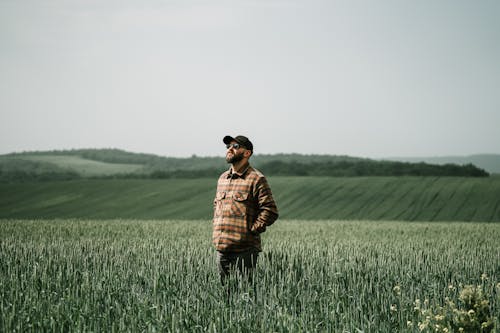 Darmowe zdjęcie z galerii z broda, czapka z daszkiem, koszula w kratę