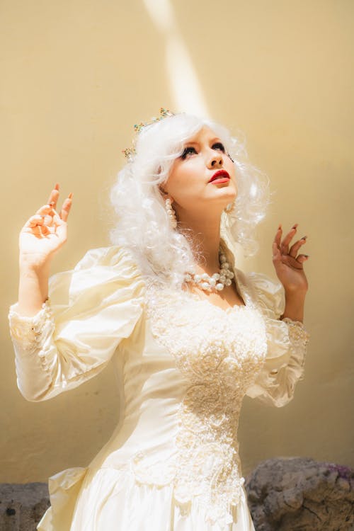 Безкоштовне стокове фото на тему «біла сукня, біле волосся, вертикальні постріл»