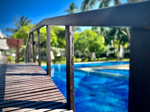 Fotobanka s bezplatnými fotkami na tému bazén, drevený most, modrý bazén