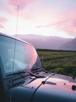 黄昏时分，驾车游览冰岛，欣赏令人惊叹的宁静美景