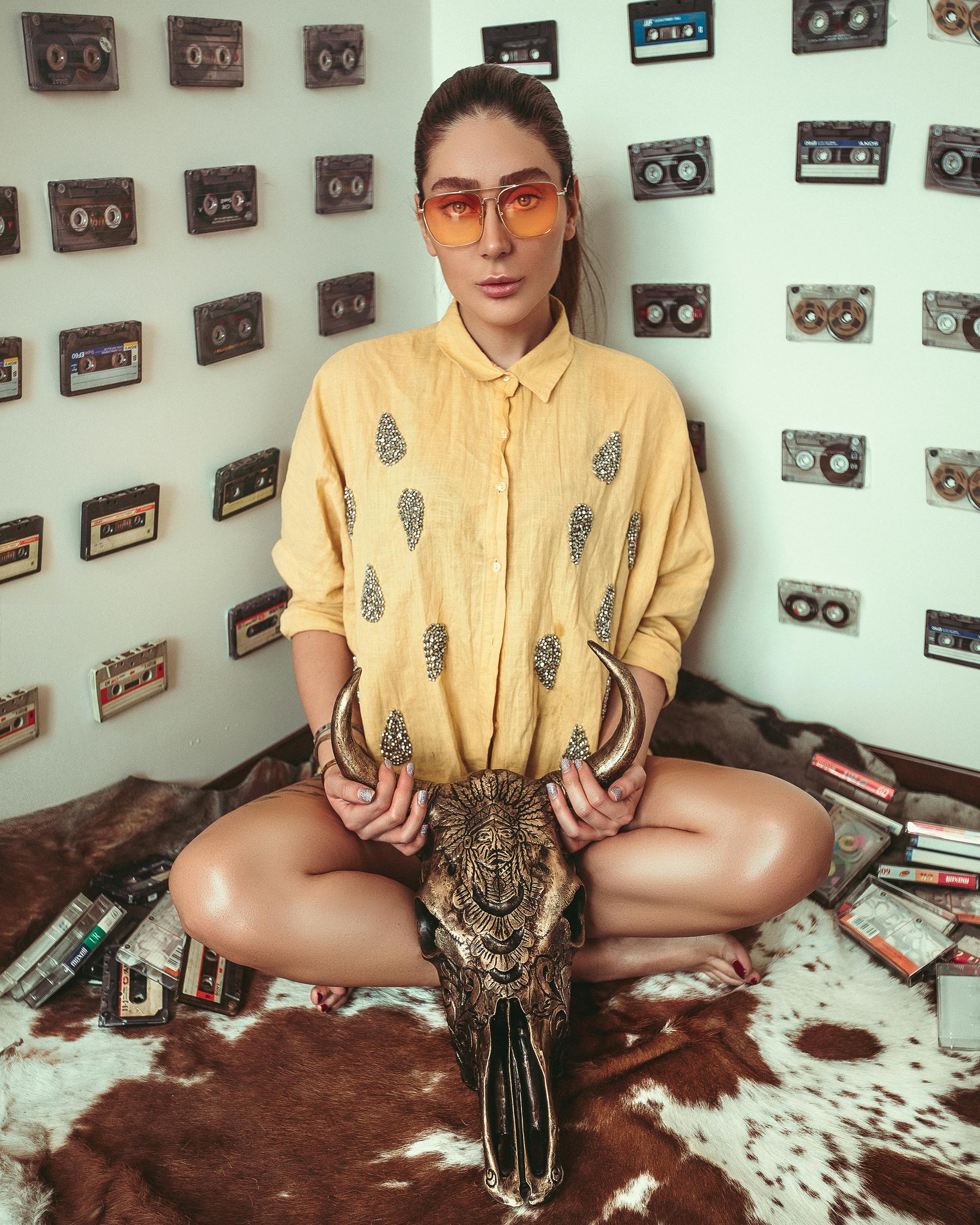 grátis Pessoa Usando Blusa Amarela De Manga Comprida Foto profissional