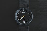 这款黑色手表设计时尚，计时精准，尽显优雅