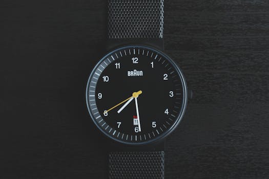 这款黑色手表设计时尚，计时精准，尽显优雅