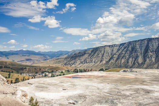 在清澈的蓝天下，领略雄伟的山脉和风景优美的温泉