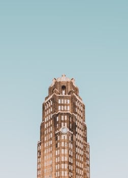 布法罗的标志性装饰艺术钟塔映衬着晴朗的天空