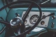 老式车辆仪表板的详细视图，配有速度表和方向盘