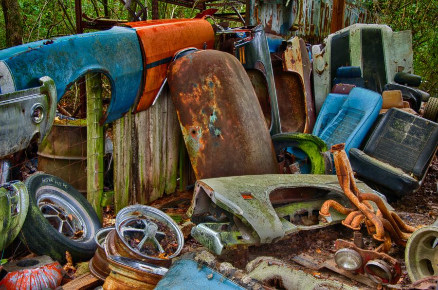 Sorted scrap catalytic converter and vehicle metal parts