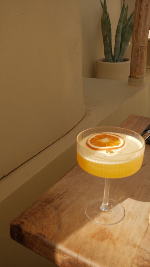 Free Elegant citrus cocktail in a glass with lemon slice, warm lighting. Stock Photo