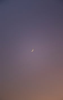 暮光天空平静，新月如钩，非常适合用作宁静的背景或壁纸