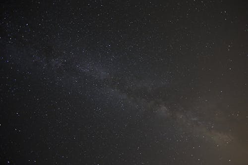 Белое звездное темное небо в ночное время