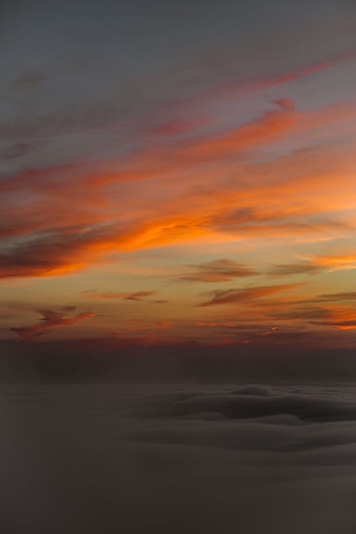 주황색 구름 사진