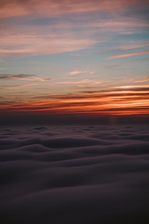 ゴールデンアワーの空の風光明媚な写真