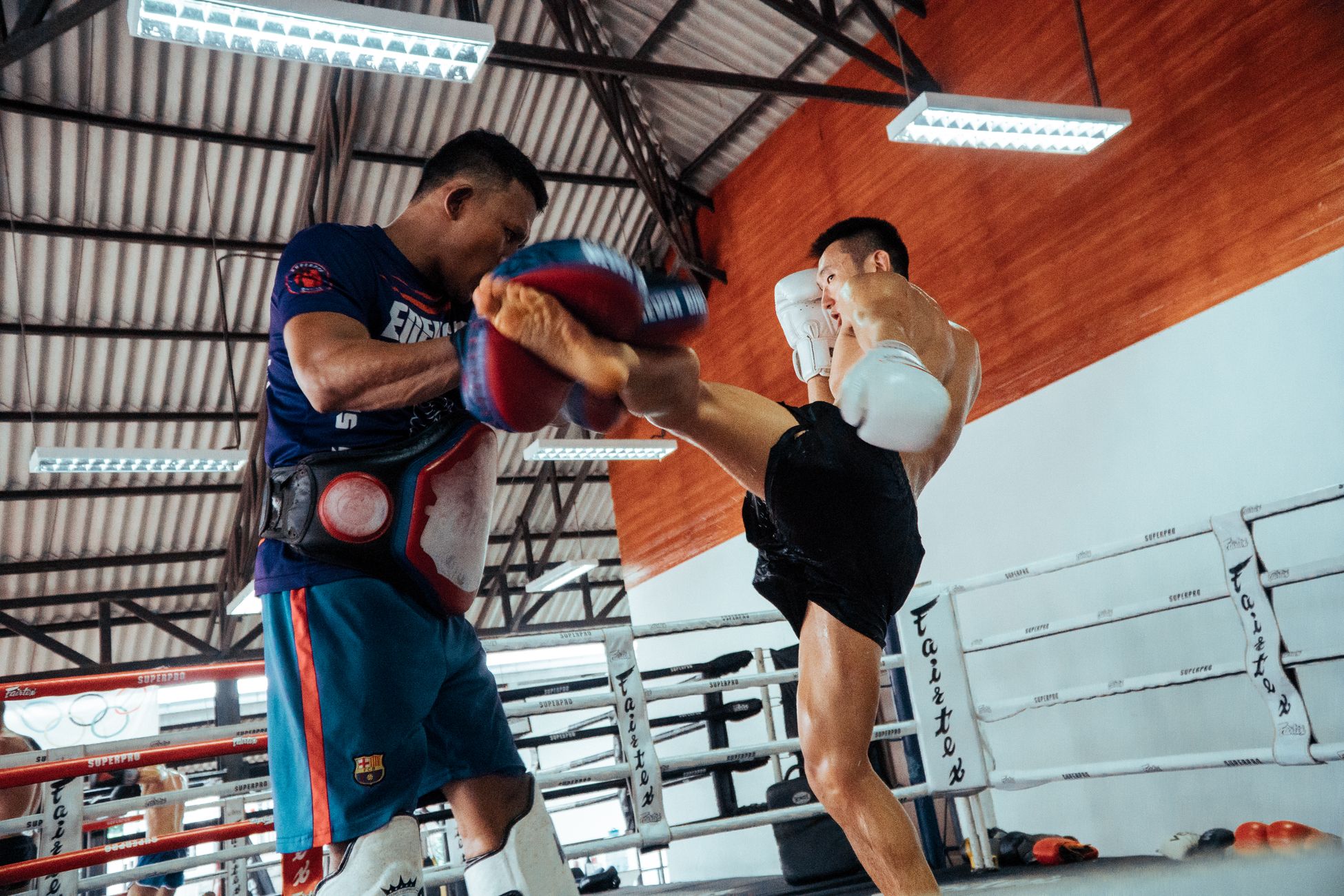 Analysis of Kongchai vs. Strungari Muay Thai Fight Strategies