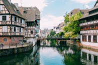在法国斯特拉斯堡，沿着一条宁静的运河，半木结构房屋构成了一幅风景如画的场景