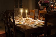 烛光餐桌舒适宜人，精美的餐具与温暖的氛围相得益彰，适合享用优雅的晚餐