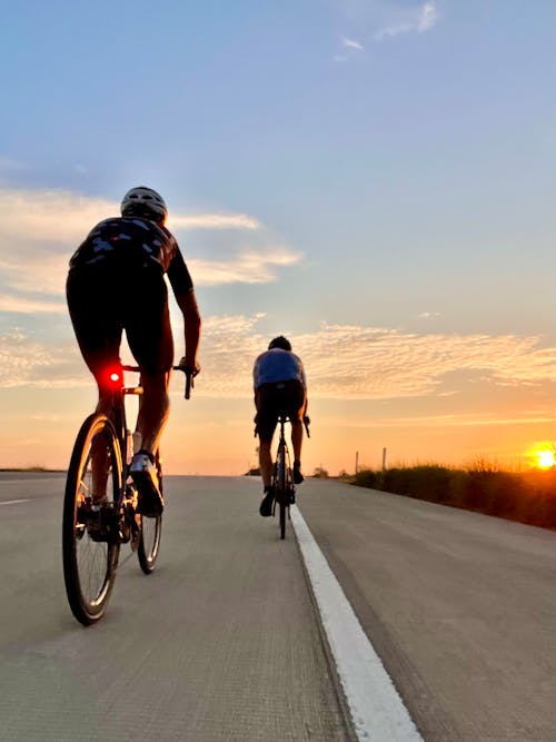 Foto profissional grátis de alvorecer, amanhecer cedo, andar de bicicleta