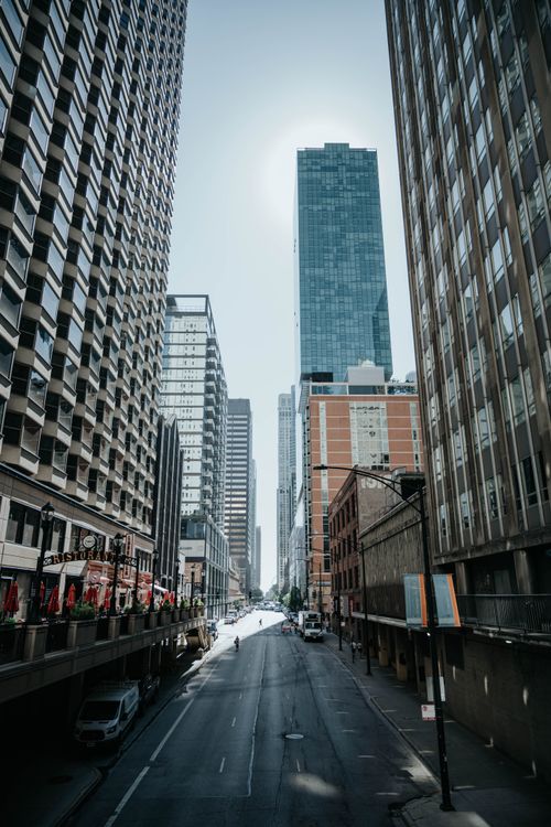 Free Explore the towering skyscrapers of downtown Chicago on a clear day with a vibrant cityscape. Stock Photo
