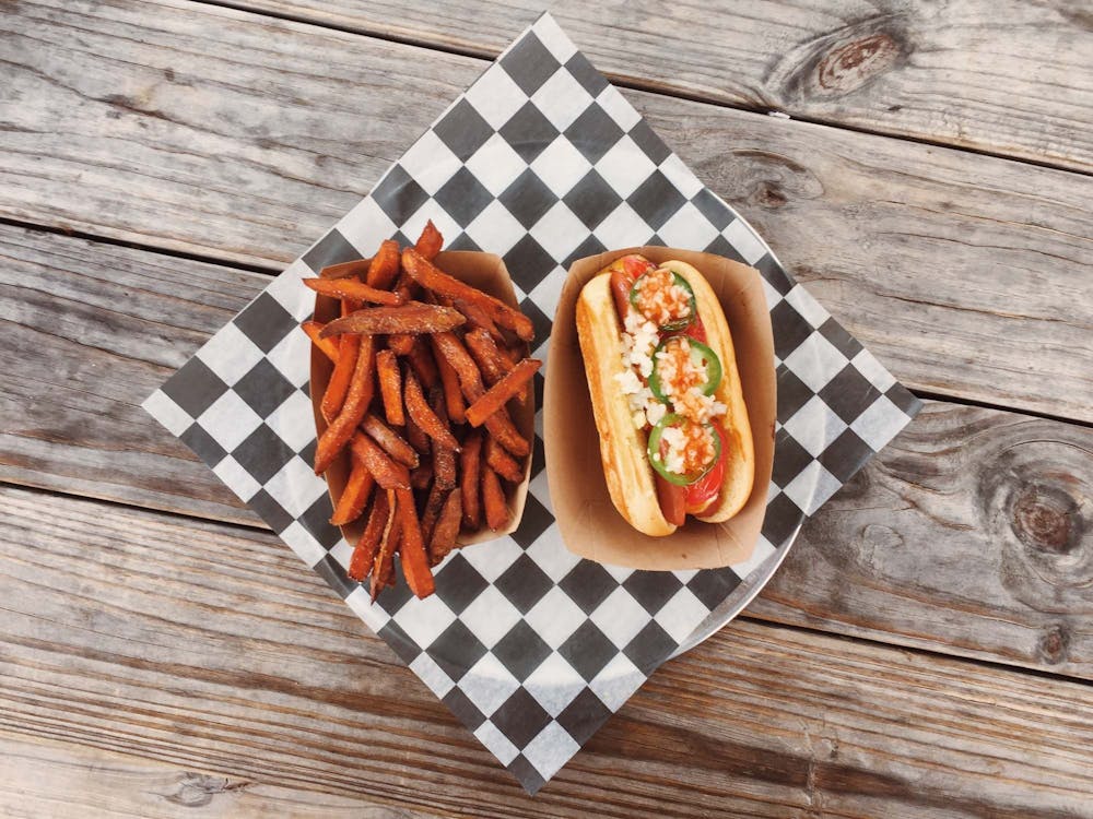 무료 접시에 감자 튀김과 샌드위치 스톡 사진