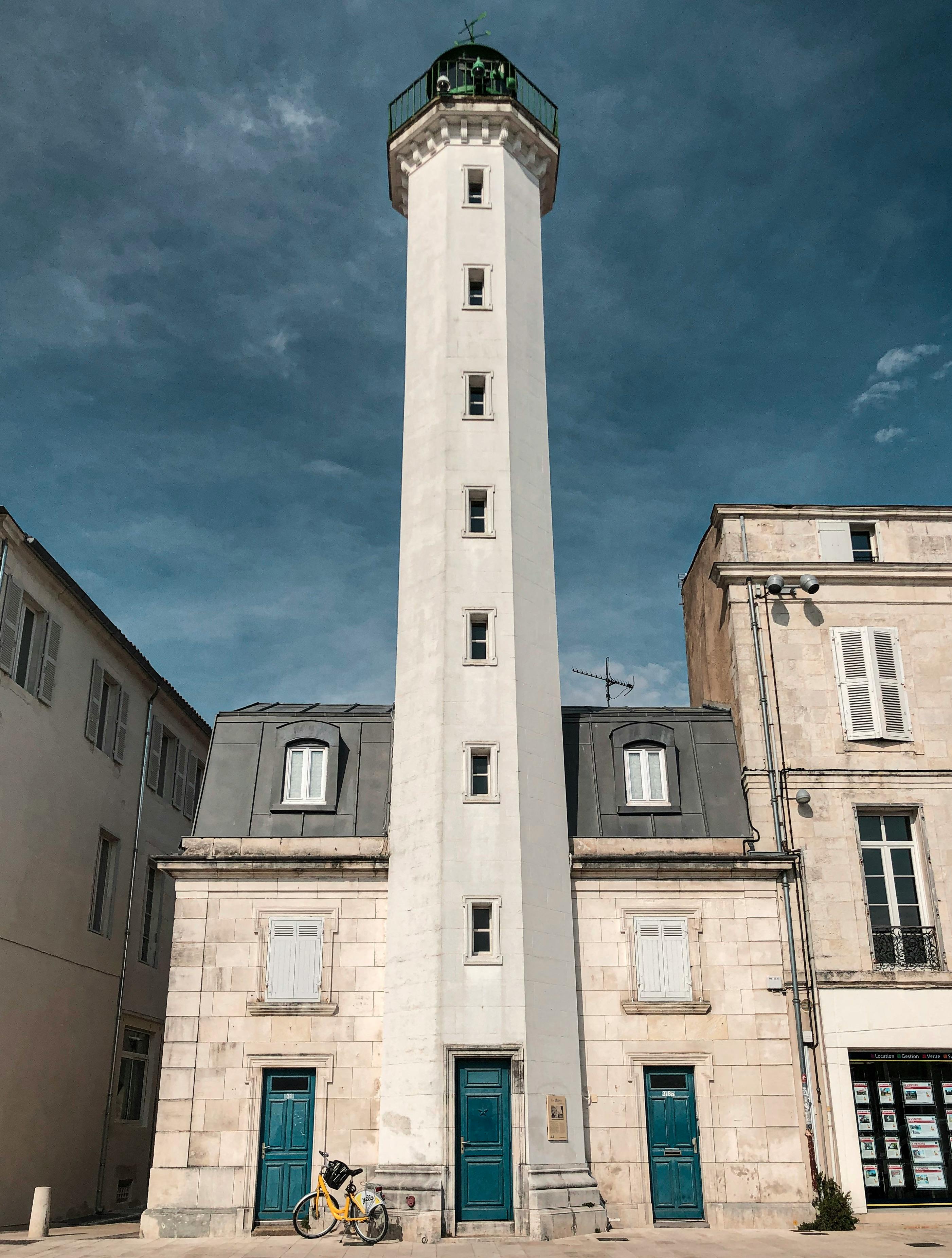 城市建筑群中，矗立着一座高大的灯塔，其门是独特的蓝色