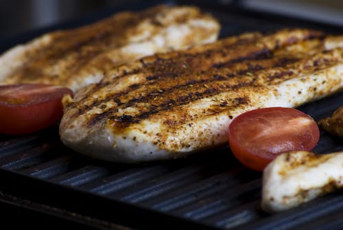 Photographie De Mise Au Point Sélective D'une Tranche De Viande Grillée Et De Tomates