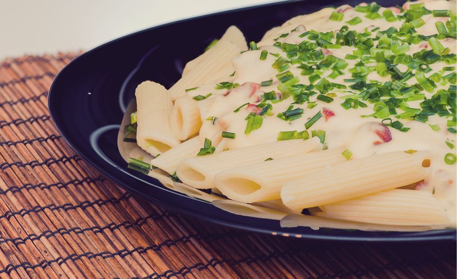 Tarro de pasta para untar casero sobre superficie de madera