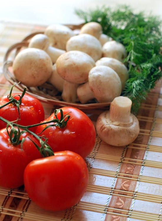 бесплатная Четыре красных помидора и грибы Стоковое фото
