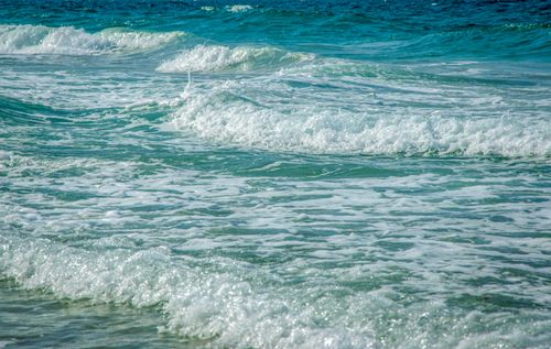 Free Dynamic ocean waves create a picturesque seascape with vibrant waters and splashing foam. Stock Photo