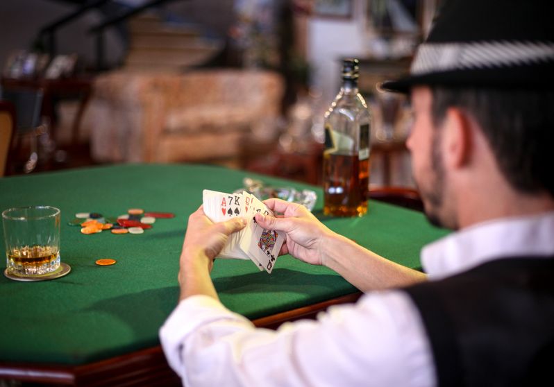 Blackjack Spielkarten und Jetons auf einem Casinotisch
