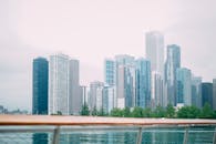 海滨耸立的当代摩天大楼，反映了城市建筑的特色