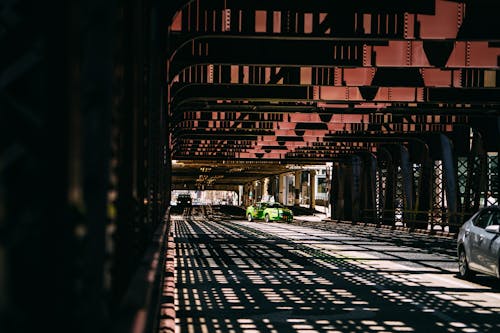 Coches Conduciendo Bajo Construcción De Acero