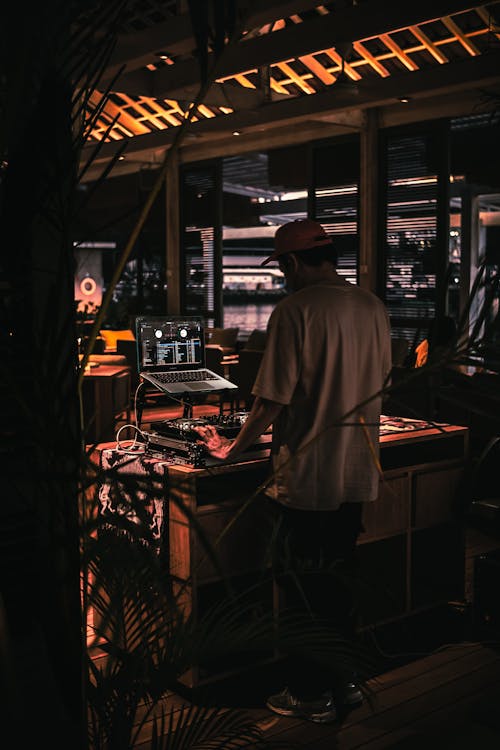 Gratis lagerfoto af cafe, DJ, DJ-mixerpult