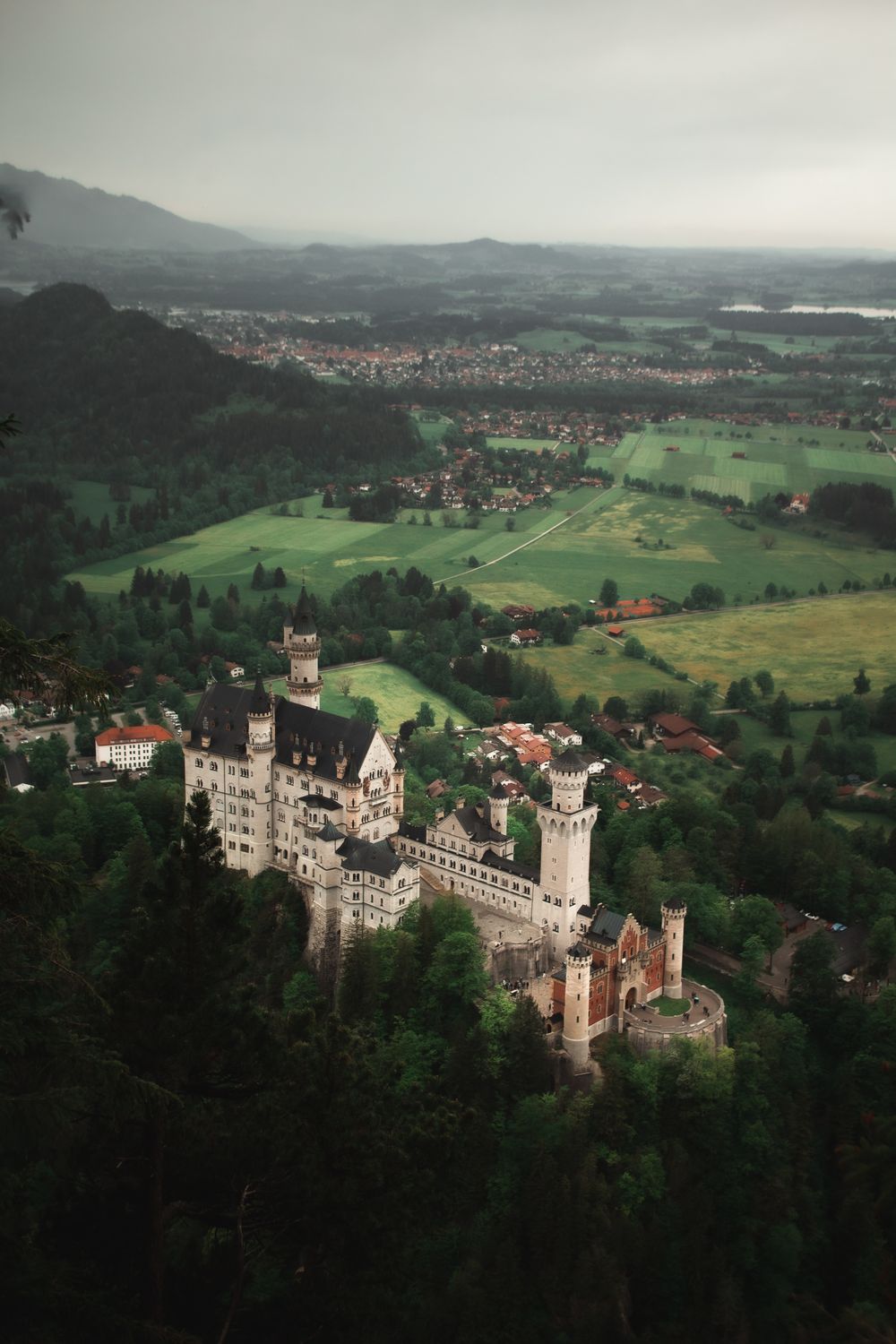 Vedere aeriană a castelului Neuschwanstein cu turnurile sale albe