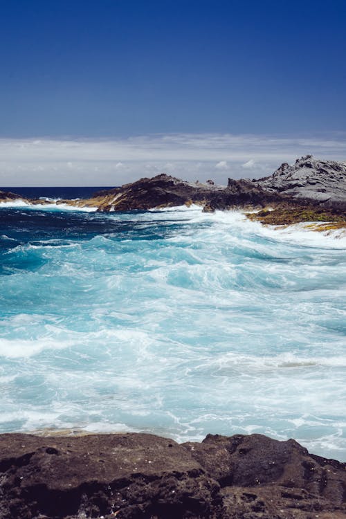 Onde Marine Accanto A Rocce