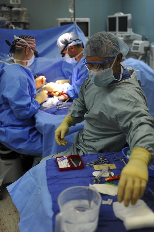 Группа врачей делает операцию в комнате